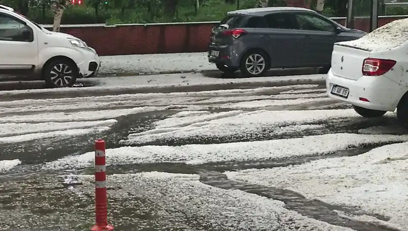 Ardahan'da Dolu Yağışı Şehrin Manzarasını Değiştirdi, Beyazla Kaplandı