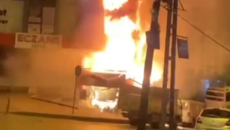 Başakşehir'deki İş Merkezinde Çıkan Yangın Paniğe Neden Oldu