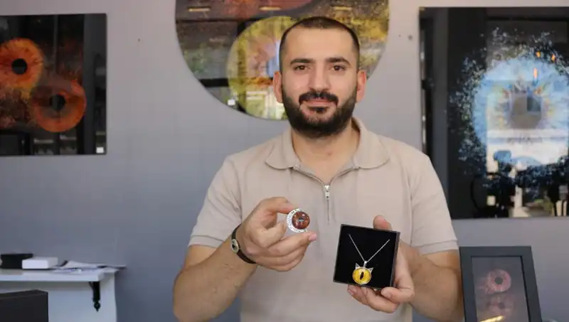 Üretken Sanatçı, İris Fotoğraflarını Takı ve Tabloya Dönüştürüyor