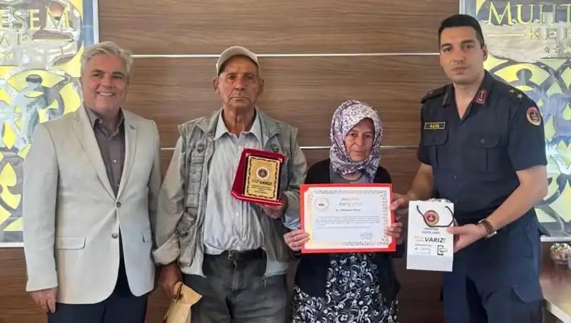Tek Varlıkları Olan Evi Jandarmaya Bağışlayan Aileden Duygulandıran Hareket