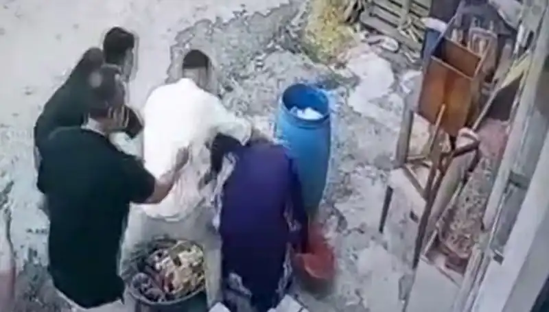 Başakşehir'de Baba ve Oğlu, Bidon Yüzünden Kadına Saldırdı!
