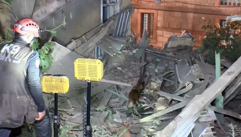 İstanbul'da Deprem Sonrası Çöken Bina: Korkutan Gelişmeler ve Kurtarma Çalışmaları
